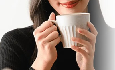 コーヒーを飲んでいる女性