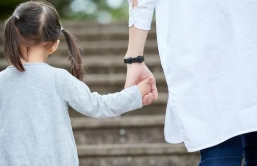 手をつないでいる親子