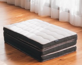 たたまれたネルマットレス